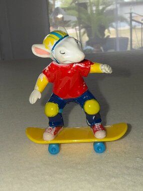 2002 3" Stuart Little On A Skateboard Figure Rolling Wheels